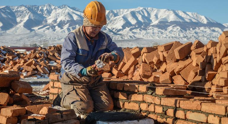 Dépourvus d'accès à la mer, les pays enclavés doivent compter sur d'autres nations pour leurs importations et leurs exportations. Sur cette photo, une femme construit une maison en Mongolie.